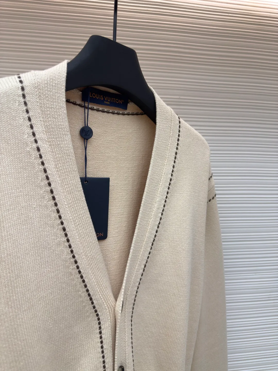 LOUIS VUITTON pocket letter cardigan ●Authentic product: Purchased and developed at 13600 ●Item number: 1680423-B70 ●Fabric: wool fabric ●Technology: knitting ●Version: loose fit ●Weight: about 850 grams ●Size: XS-S-M-L ●Description: Made of customized wool yarn, the yarn is dyed and dyed with reference to the original version. The color similarity is as high as 95%. It is knitted using Stoll 12-pin ultra-fine needle clock machine imported from Germany. It is knitted using a needle-moving shaking table. During knitting, 6 sand spits are used to alternately knit back and forth. Each piece takes 300 minutes. It is not knitted like those ordinary computerized flat knitting machines. In order to rush the goods efficiently, the speed is turned to the limit, and the stitches of the knitted garments are different in size. The overall wiring is straight and delicate, the fabric is comfortable and soft, and the color is consistent without color difference. It can be matched with the same style to create a fashionable look and control various occasions. Customized accessories, complete with three standards, same style for men and women!
